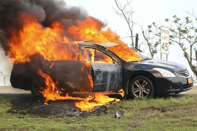 මහ මග සිදුවන මෝටර් රථ ගිනි අනතුරු ගැන දැනුවත් වන්න