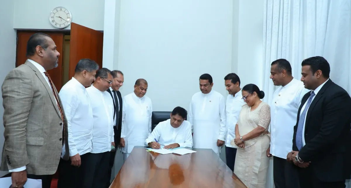 විපක්ෂය විශේෂ යෝජනාවකට අත්සන් තබති