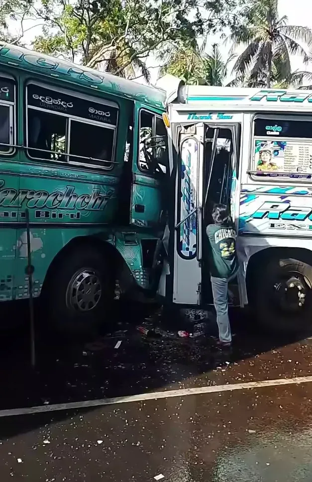 තලල්ලේදී බස් රථ 2ක් ගැටී අනතුරක්-12කට අධික පිරිසක් රෝහලට